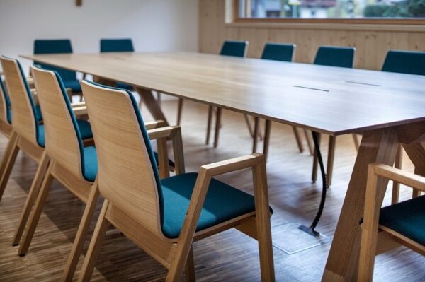 Besprechungsstuhl Holzgestell und Holzsitzschale